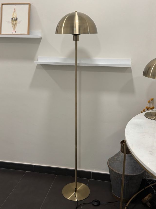 Lámparas doradas: de pie y de mesa