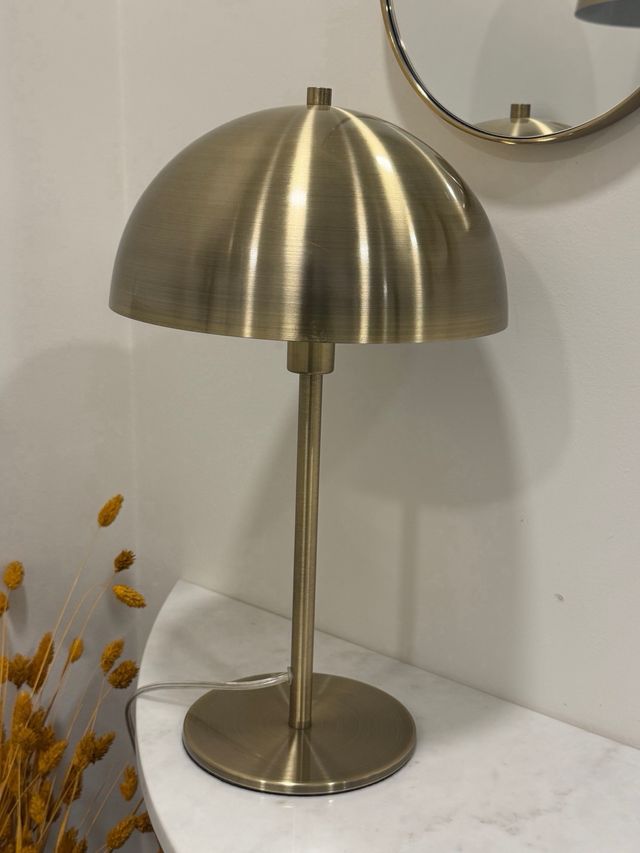 Lámparas doradas: de pie y de mesa