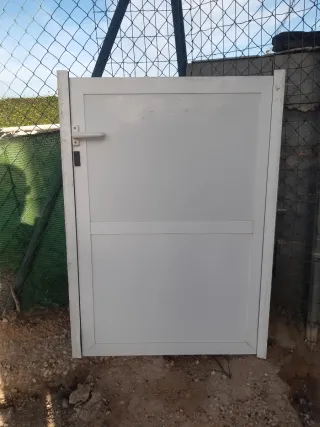 Puerta aluminio paso 1,24 alto x 90 ancho