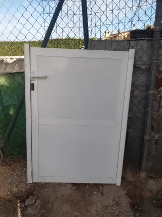 Puerta aluminio paso 1,24 alto x 90 ancho