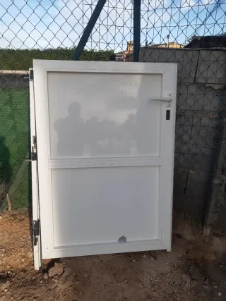 Puerta aluminio paso 1,24 alto x 90 ancho