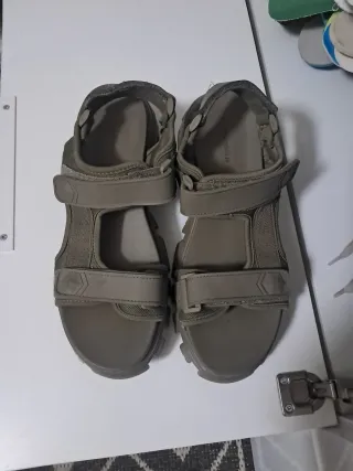 Sandalias grises y verdes