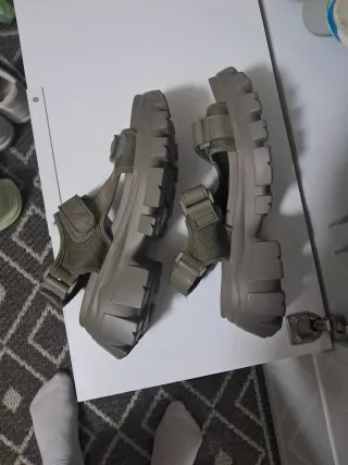 Sandalias grises y verdes