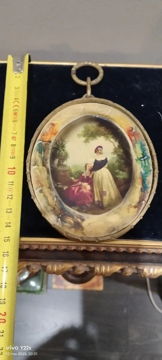 Pintura ovalada marco dorado