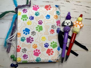 Libreta huellas y huesos + 2 bolis