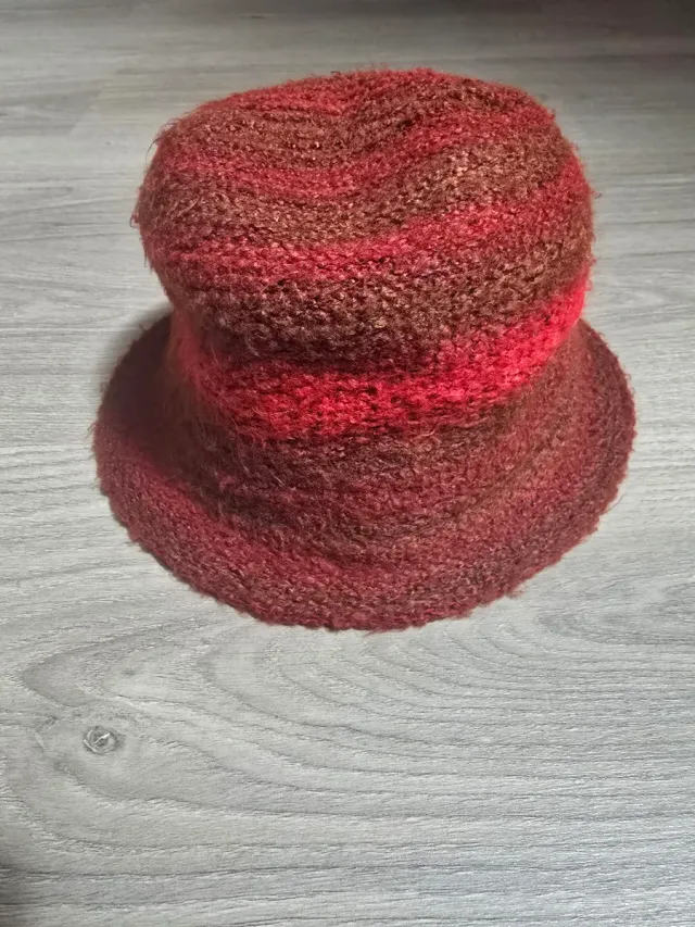 Gorro de punto rayas rojo y marrón