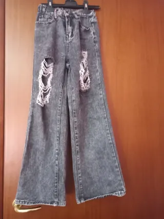 Jeans strappati a zampa bambina 11 anni