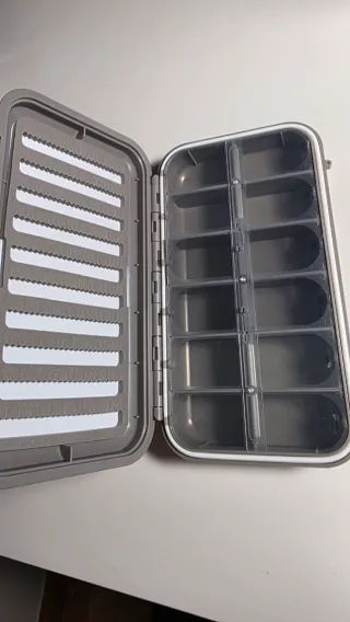 Caja para pesca con compartimentos