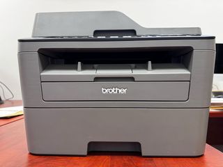 Impresora gris Brother MFC‑L2700DW