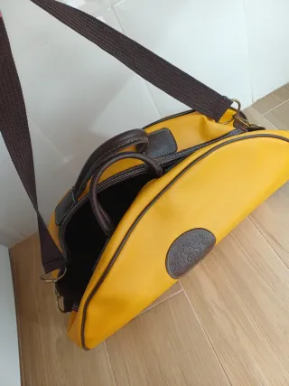 Bolso de viaje amarillo y marrón