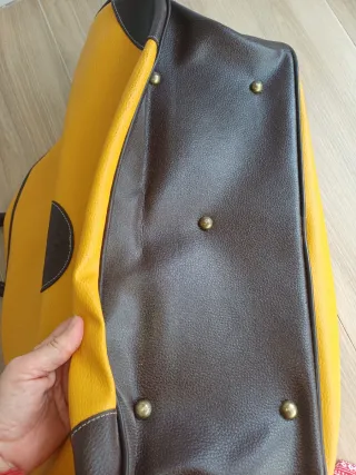 Bolso de viaje amarillo y marrón