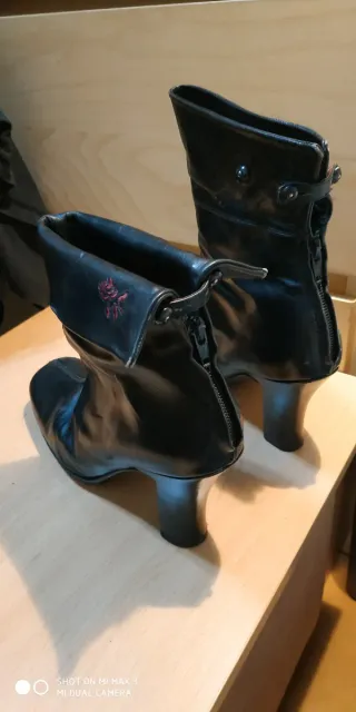 Botines de piel de diseño únicos marca Casas