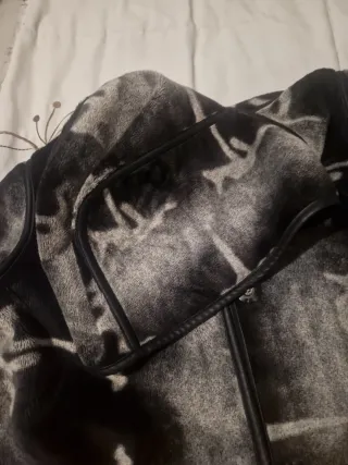 Chaqueta reversible con capucha