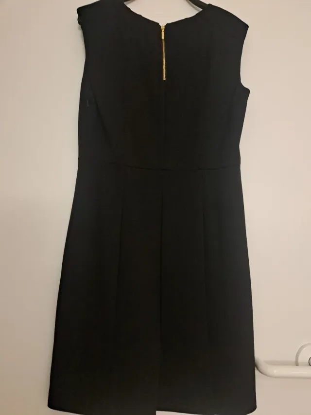 Vestido negro con encaje beige