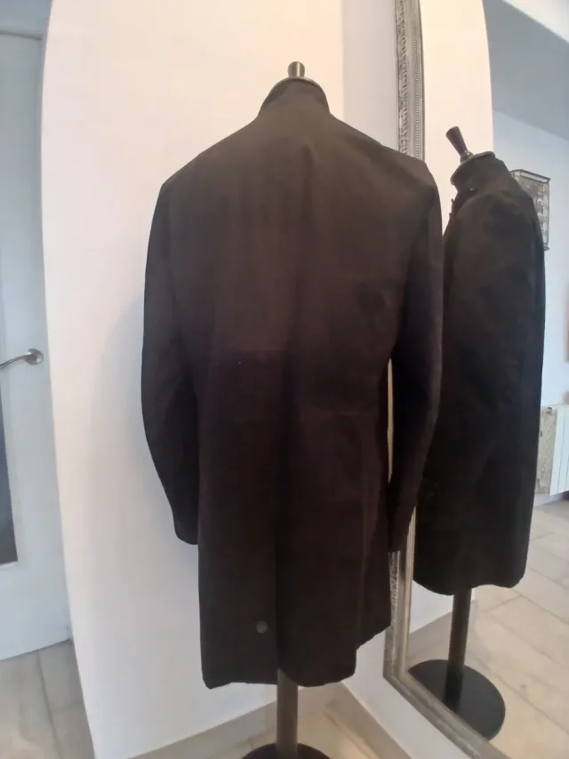 Abrigo de hombre negro.