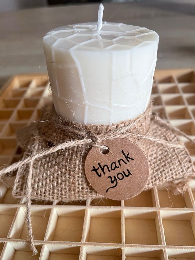 Vela Soja decorativa dorada y blanca.