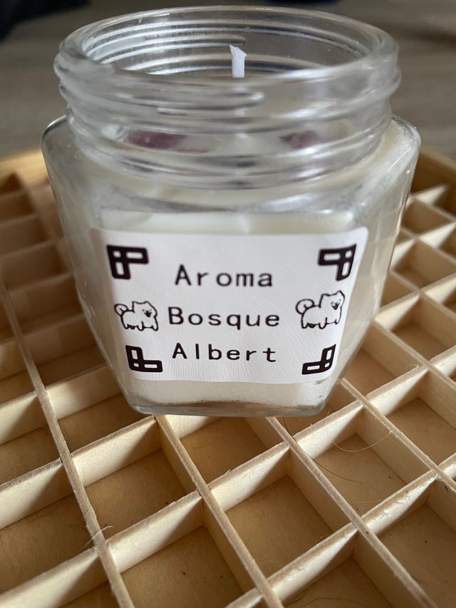 Vela Soja decorativa dorada y blanca.