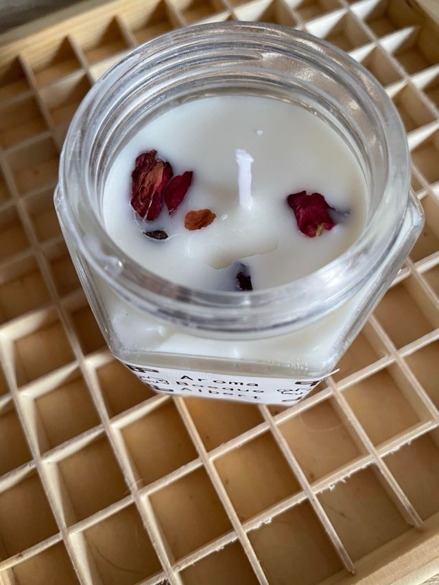 Vela Soja decorativa dorada y blanca.