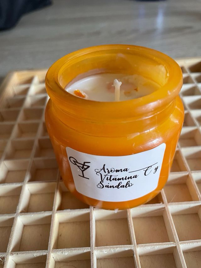 Vela Soja decorativa dorada y blanca.