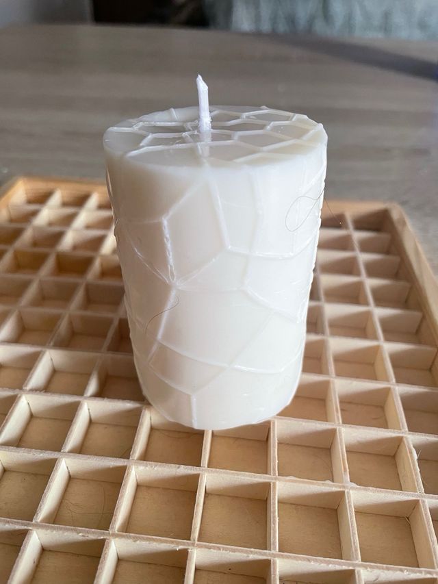 Vela Soja decorativa dorada y blanca.