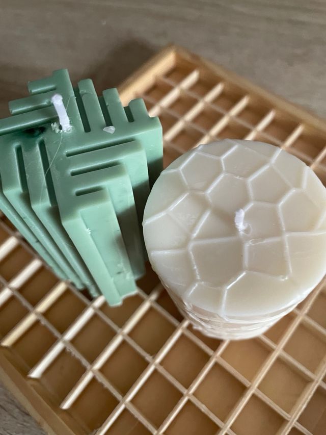 Vela Soja decorativa dorada y blanca.