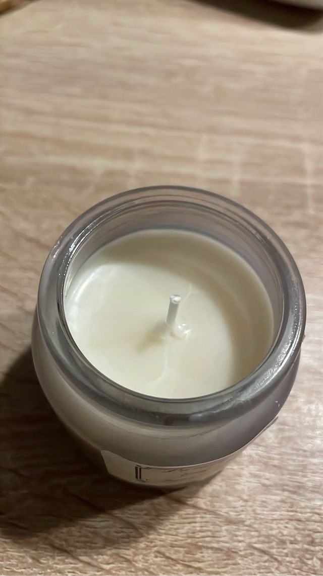 Vela Soja decorativa dorada y blanca.