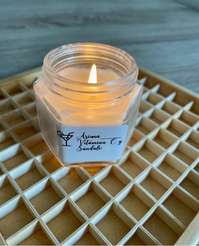 Vela Soja decorativa dorada y blanca.