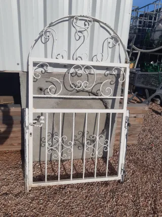 Puerta de jardín  blanca  1,50 alto x 93 ancho