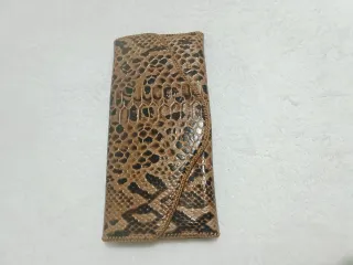 Cartera de mujer efecto piel serpiente.