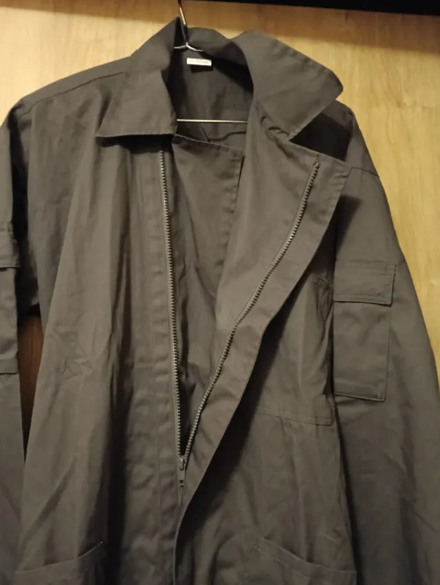 Mono de trabajo gris