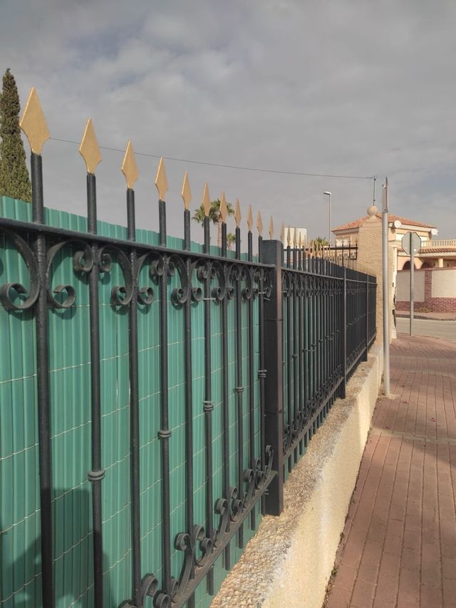 Valla Metálica Negra y Dorada 20m