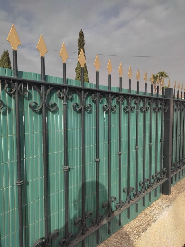 Valla Metálica Negra y Dorada 20m