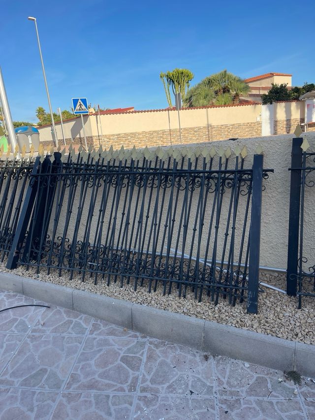 Valla Metálica Negra y Dorada 20m