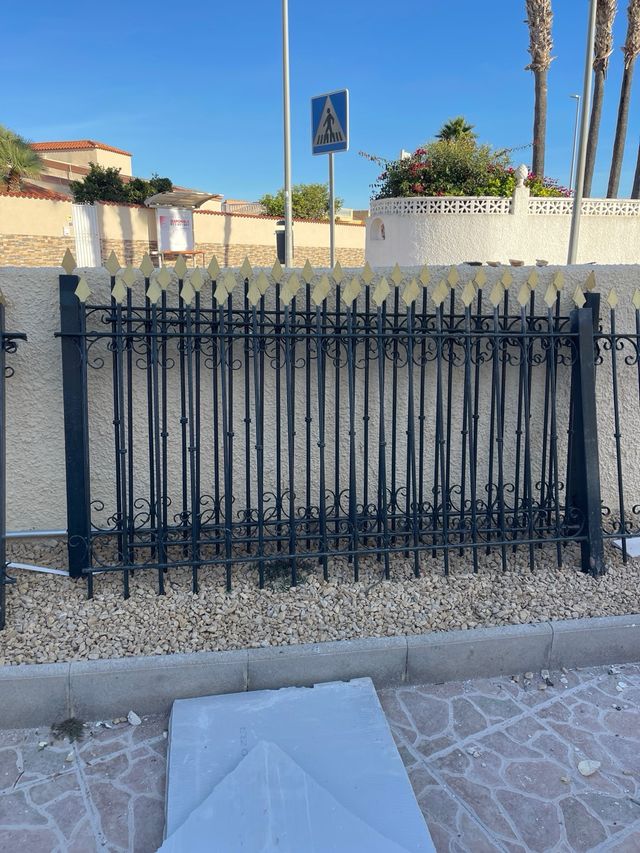 Valla Metálica Negra y Dorada 20m