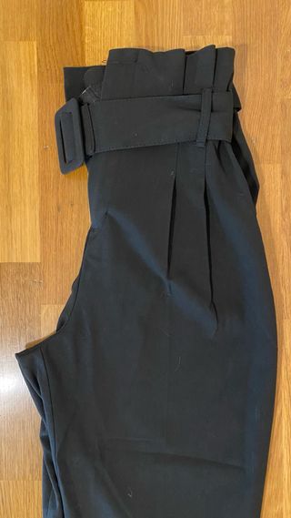 Pantalón negro de pinza con cinturón