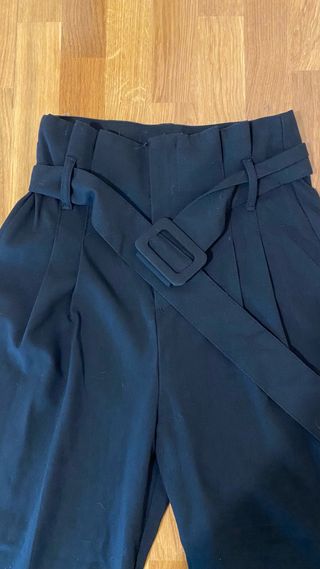 Pantalón negro de pinza con cinturón