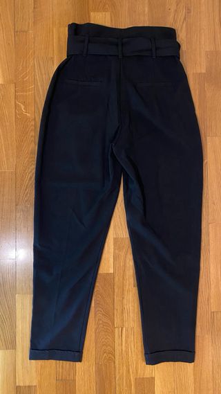 Pantalón negro de pinza con cinturón