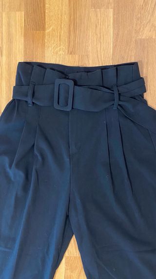 Pantalón negro de pinza con cinturón