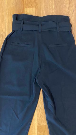 Pantalón negro de pinza con cinturón