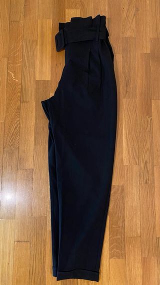 Pantalón negro de pinza con cinturón