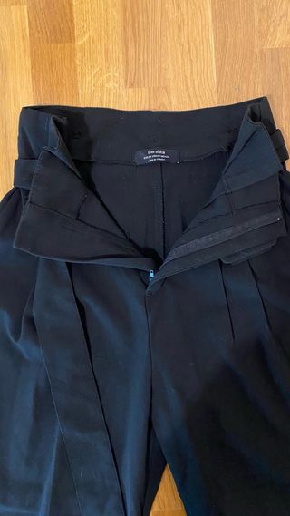 Pantalón negro de pinza con cinturón