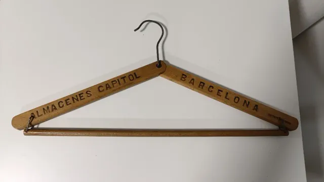 Perchas madera Almacenes Capitol Barcelona