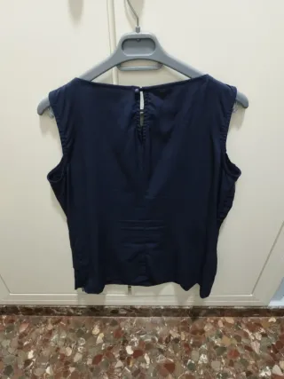 Blusa azul marino sin mangas