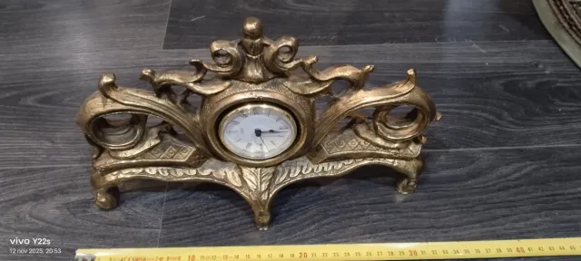 Reloj de sobremesa dorado antiguo