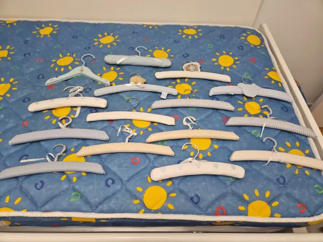 Lote de perchas para bebé