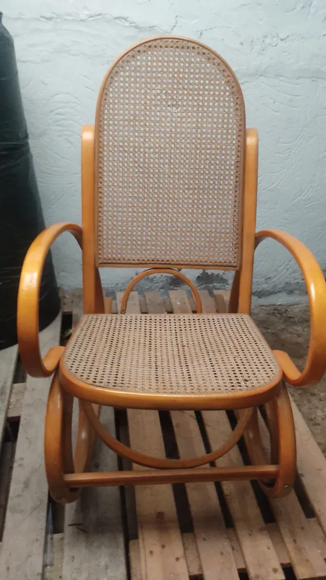 Mecedora de mimbre y madera