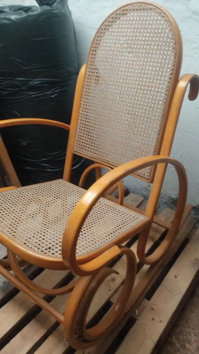 Mecedora de mimbre y madera