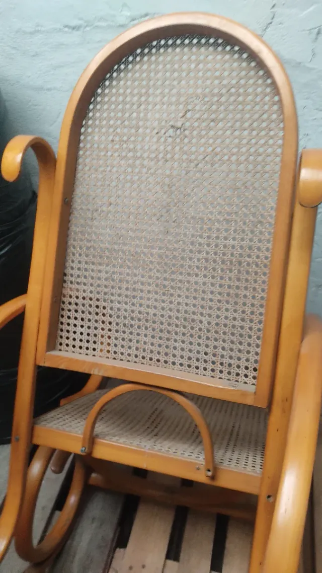 Mecedora de mimbre y madera