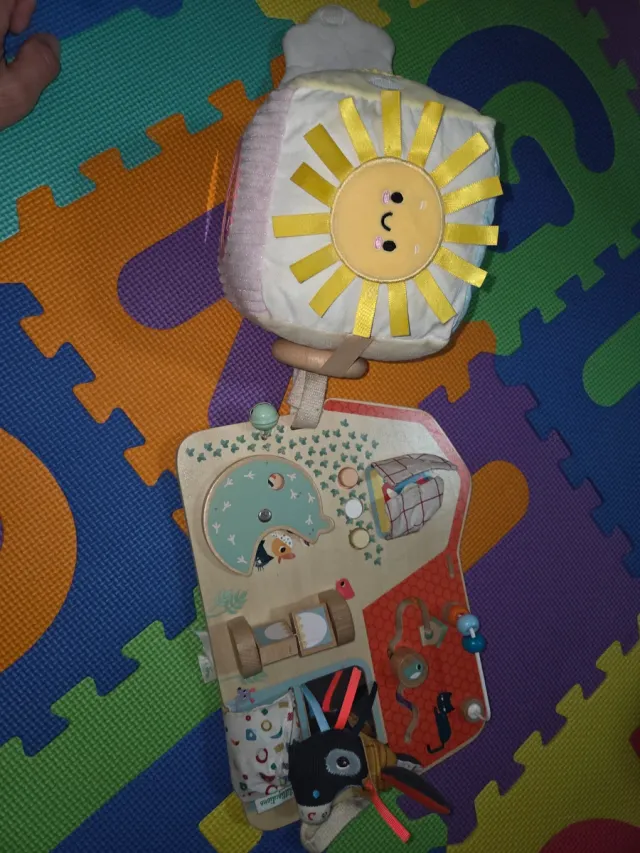 Tabla y peluche de actividades