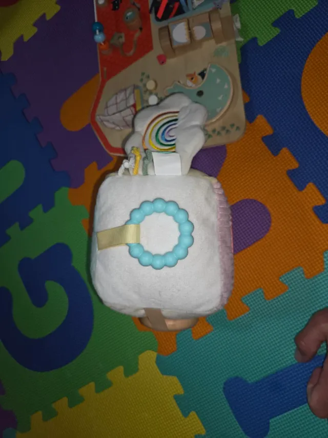 Tabla y peluche de actividades